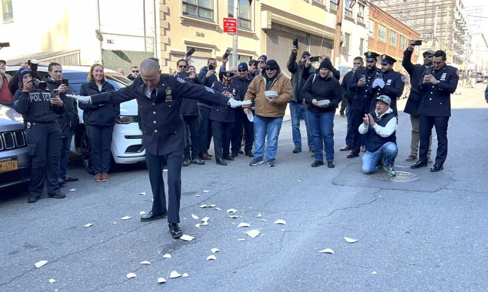 Νέα Υόρκη: Με ζεϊμπέκικο η τελετή αποχαιρετισμού του Έλληνα Διοικητή του NYPD